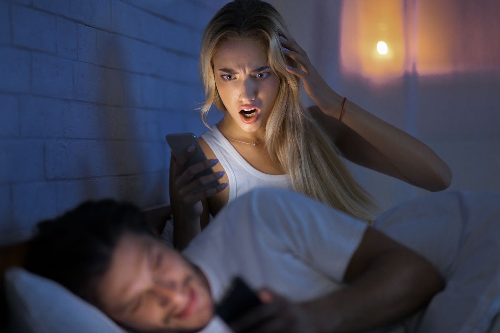 Человек с отсутствующим взглядом, погруженный в виртуальный мир порнографии