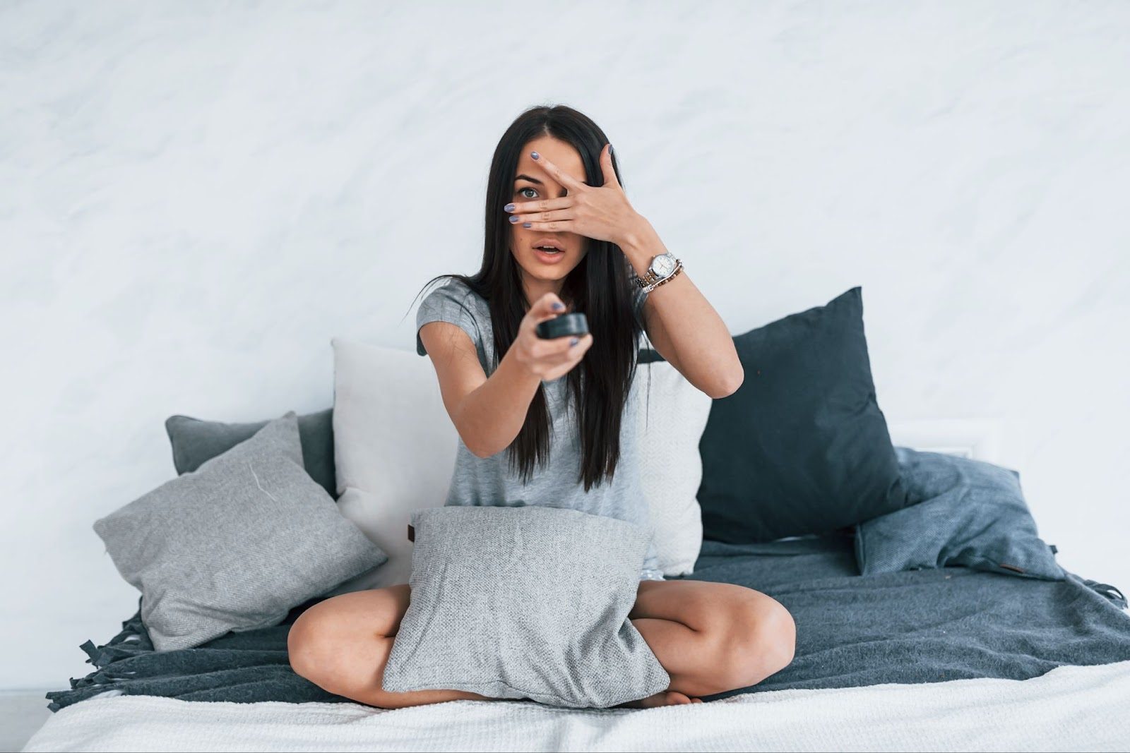 Человек с отсутствующим взглядом, погруженный в виртуальный мир порнографии