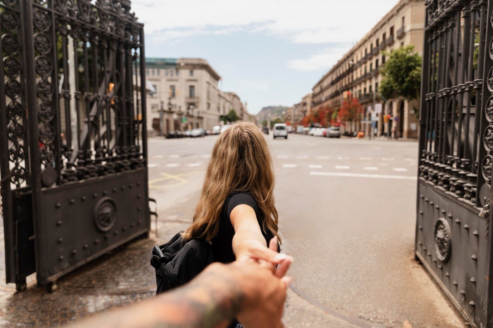 Женщина-туристка и местный житель на прогулке