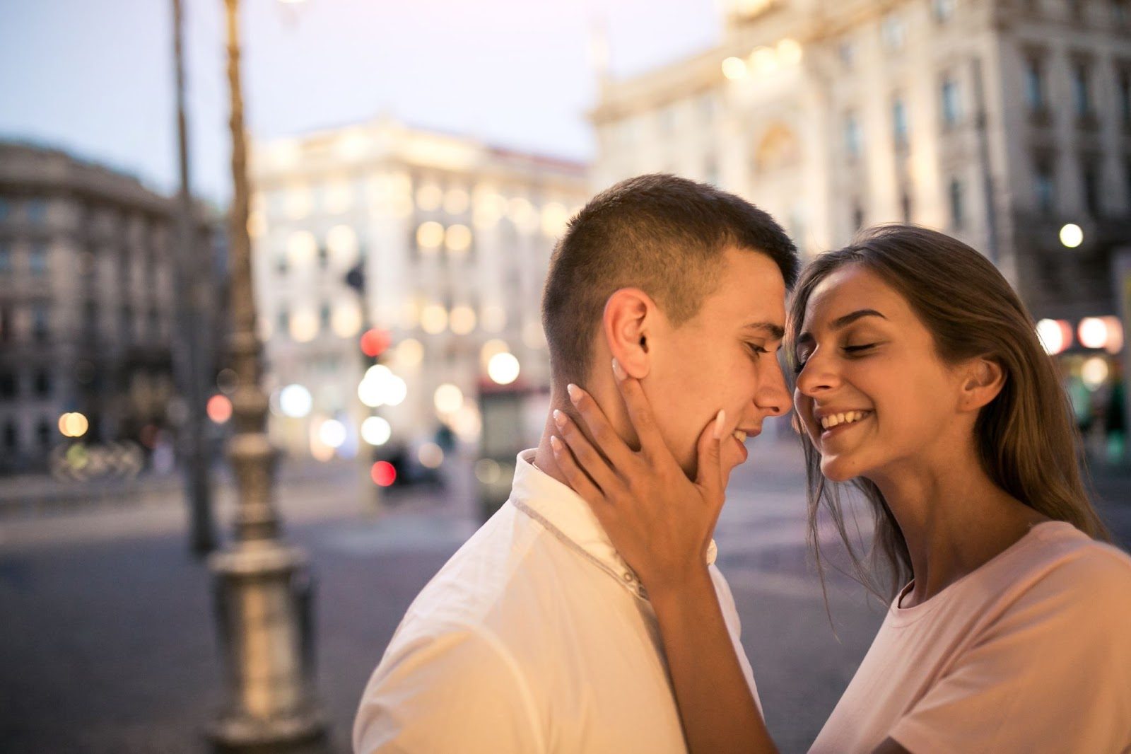 Женщина-туристка и местный житель на прогулке