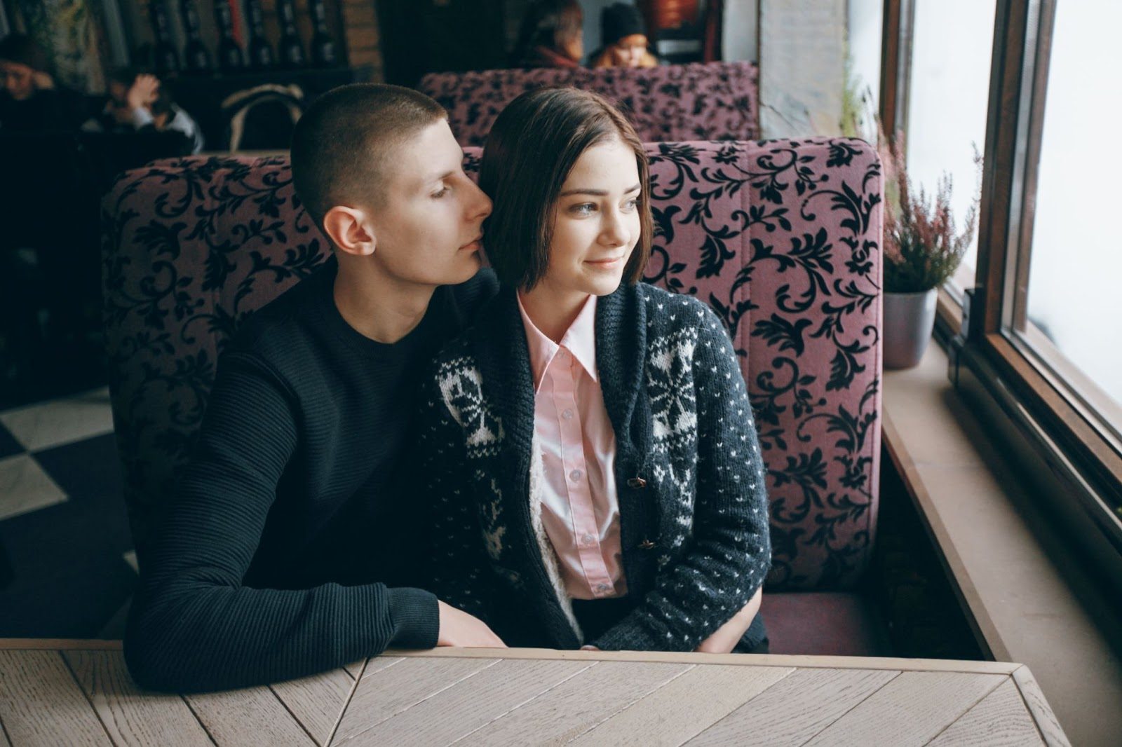 Примеры невербальных сигналов флирта