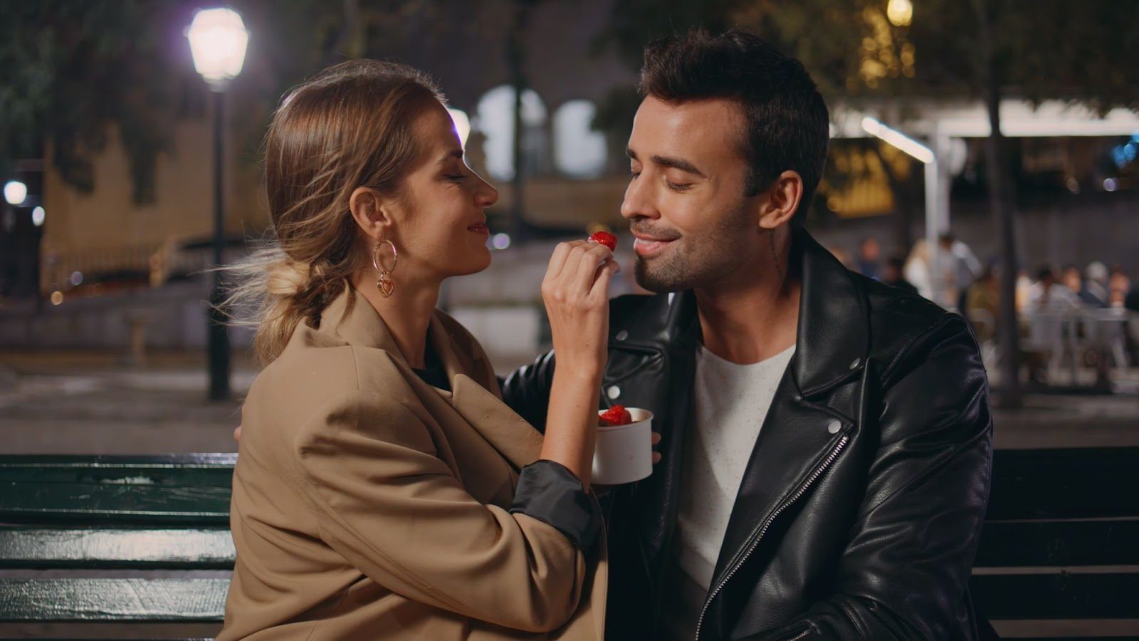 Примеры невербальных сигналов флирта