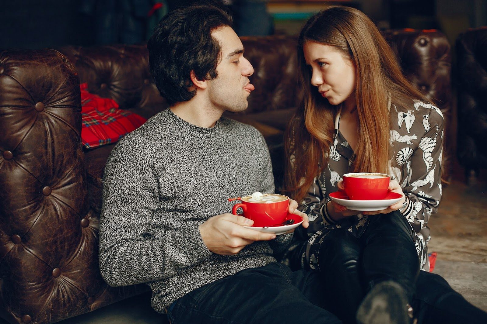 Парень с уверенной осанкой разговаривает с девушкой