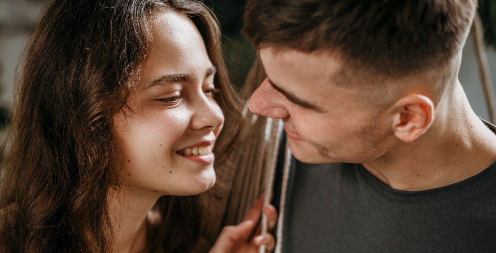 Иллюстрация невербальных сигналов симпатии