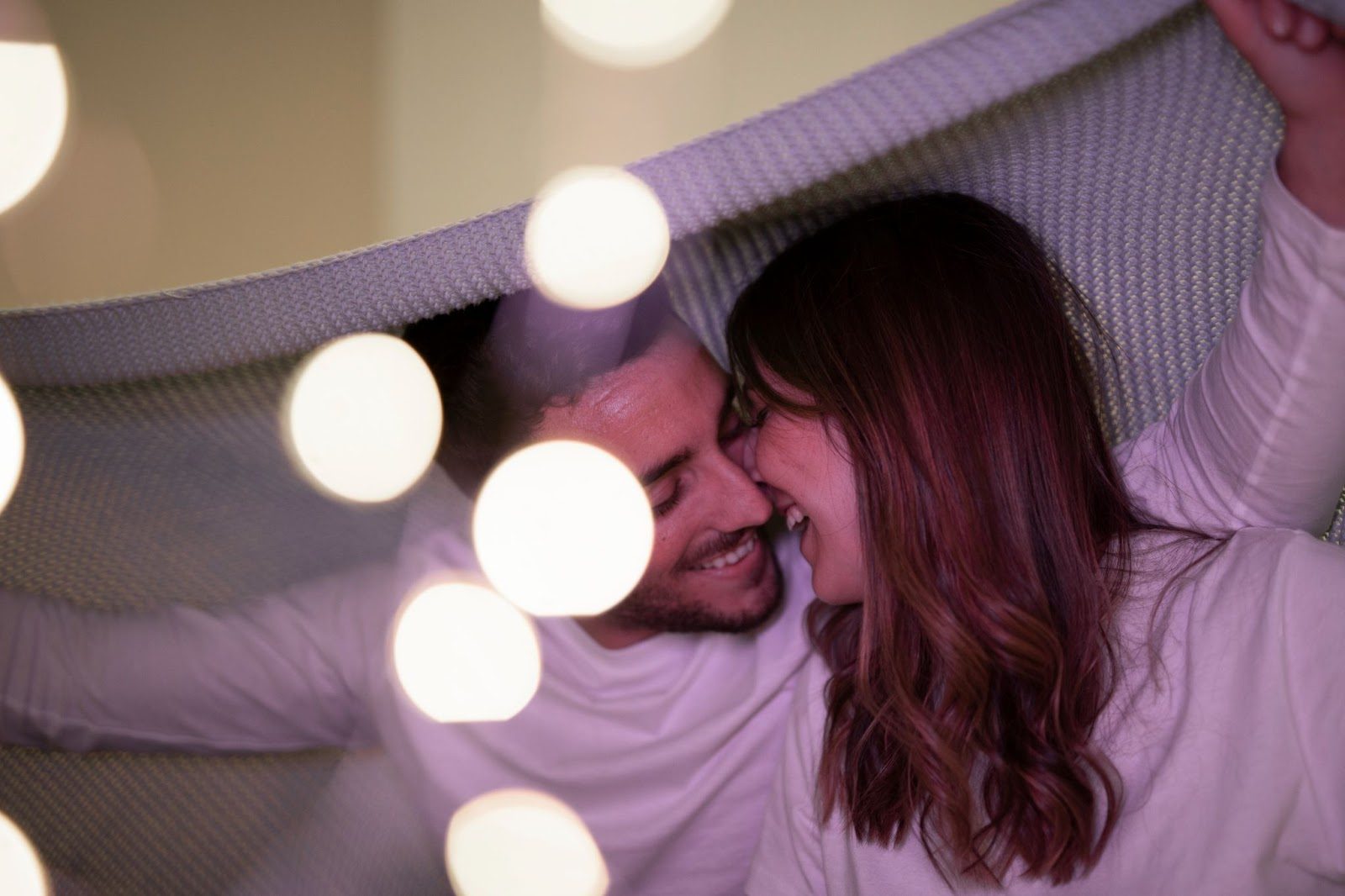 Иллюстрация невербальных сигналов симпатии