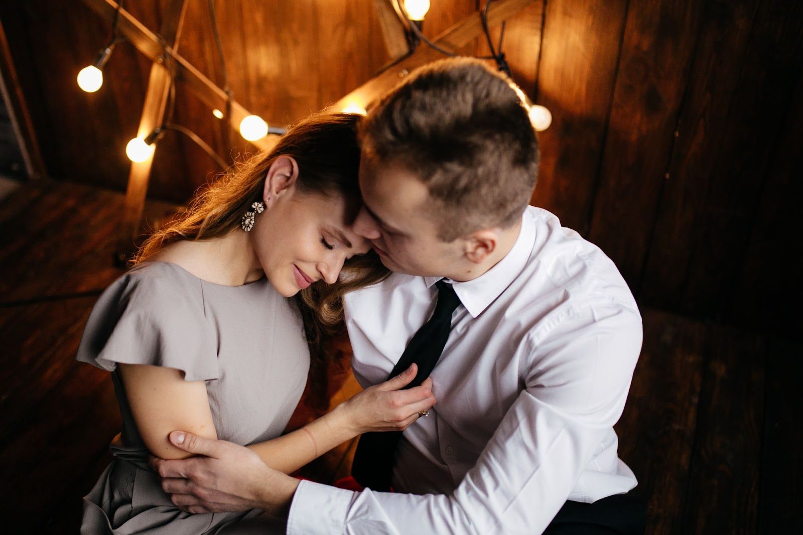 Взгляд мужчины на губы женщины во время разговора