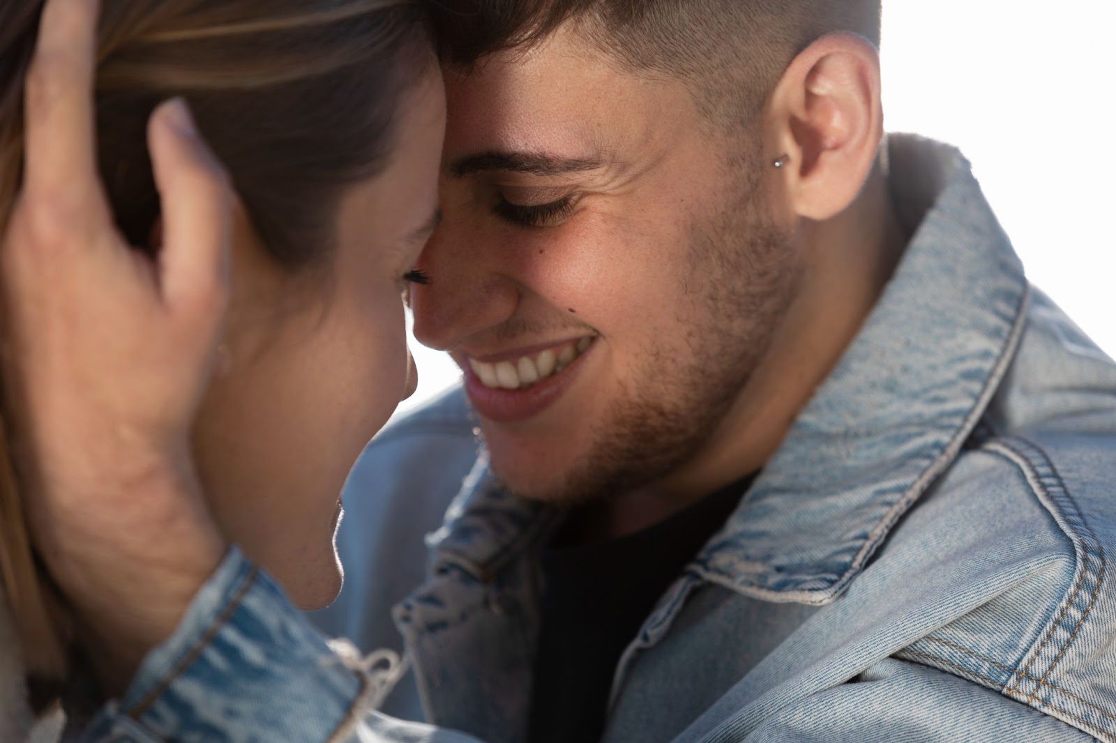 Мужчина и женщина смотрят друг на друга с флиртующим выражением