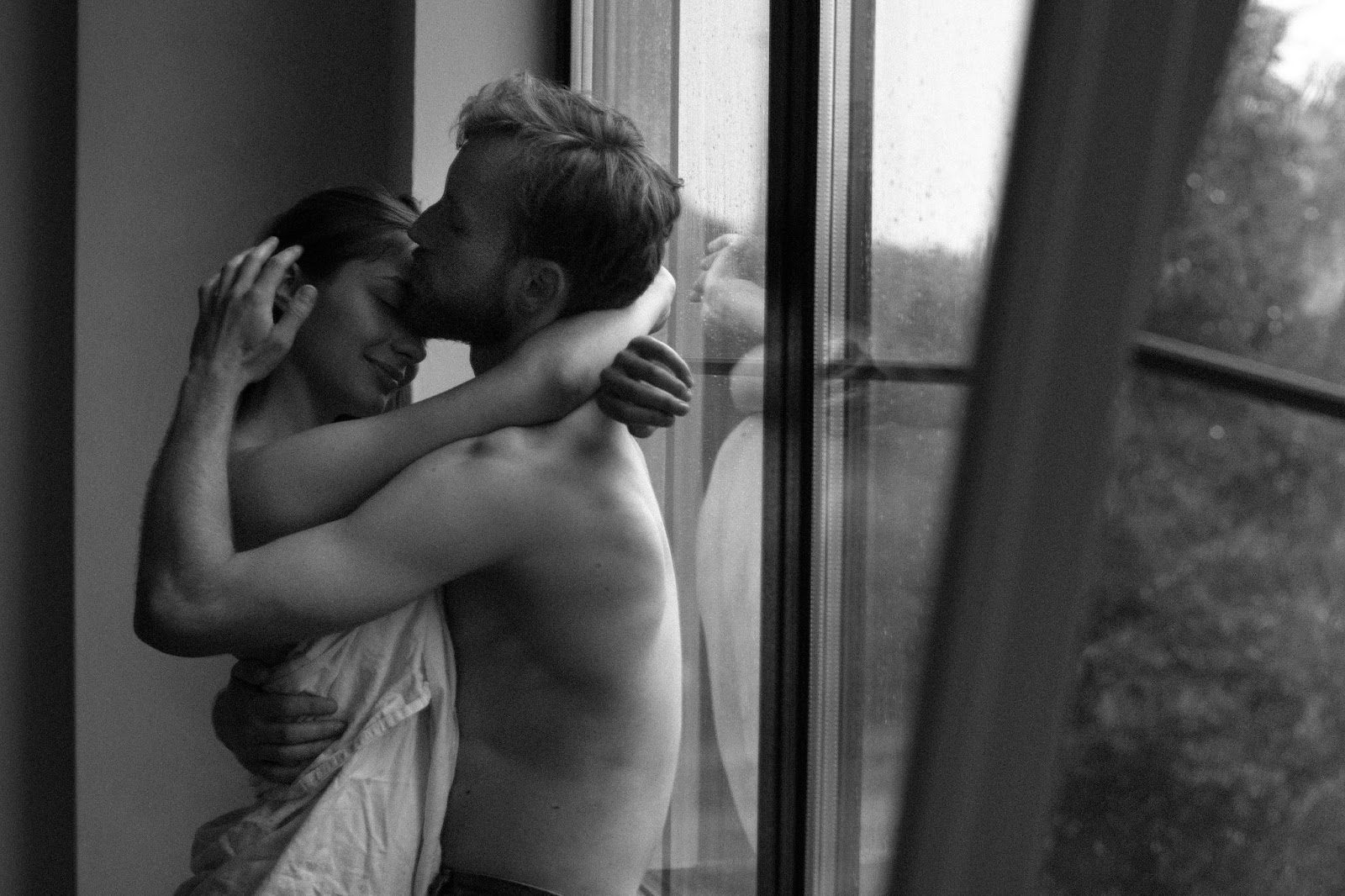 Диалог пары с напряжением в воздухе