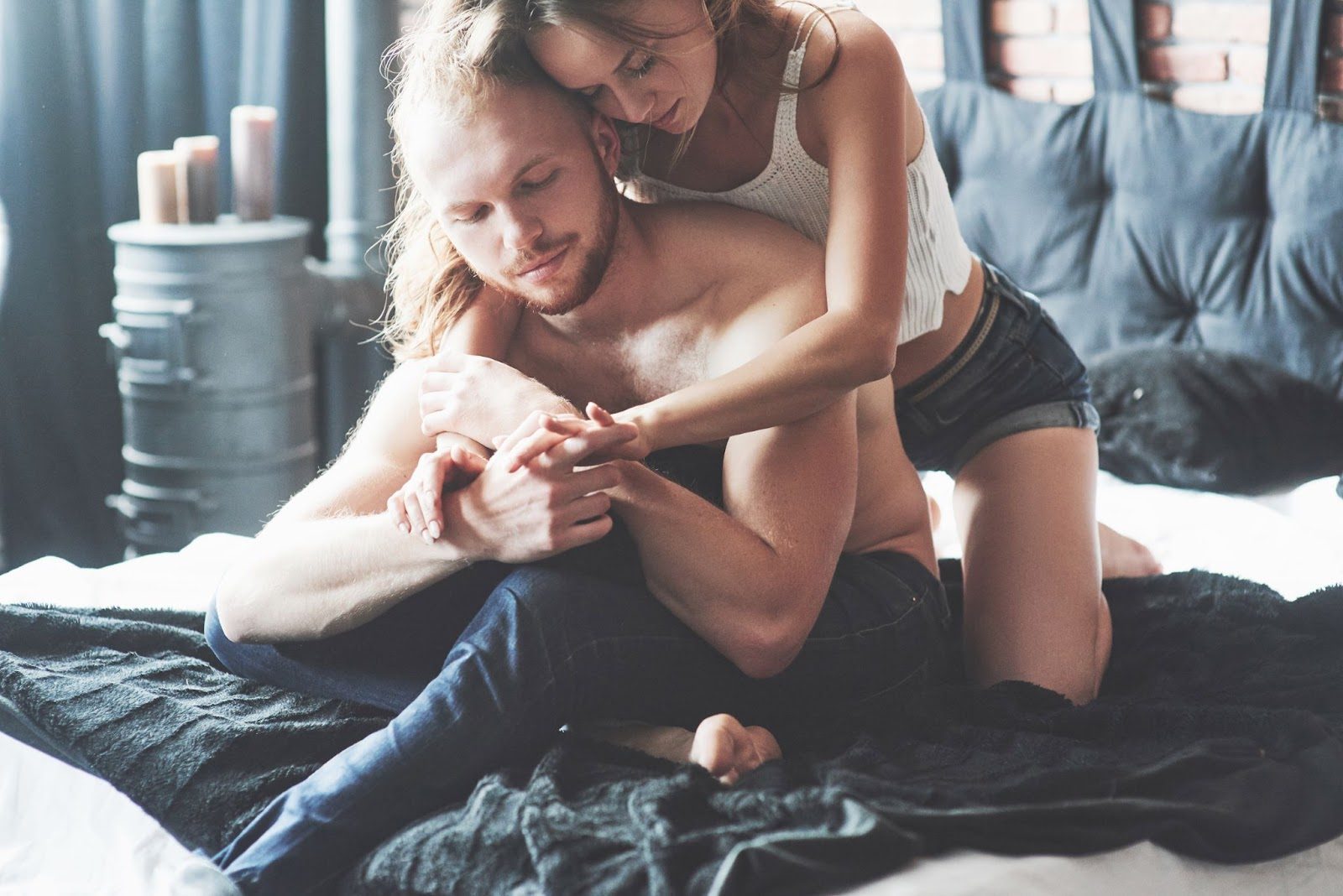 Утренний свет, пара в объятиях на подушке