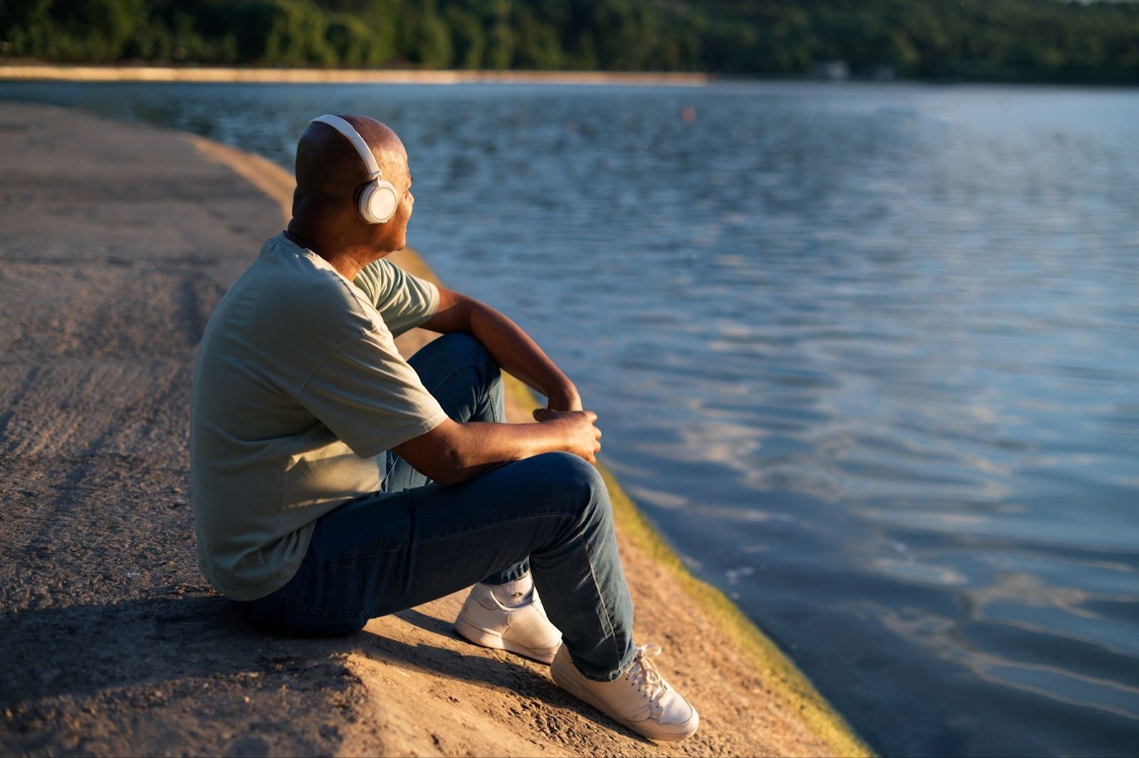 Человек, занимающийся саморазвитием и новыми увлечениями после опыта гостинга
