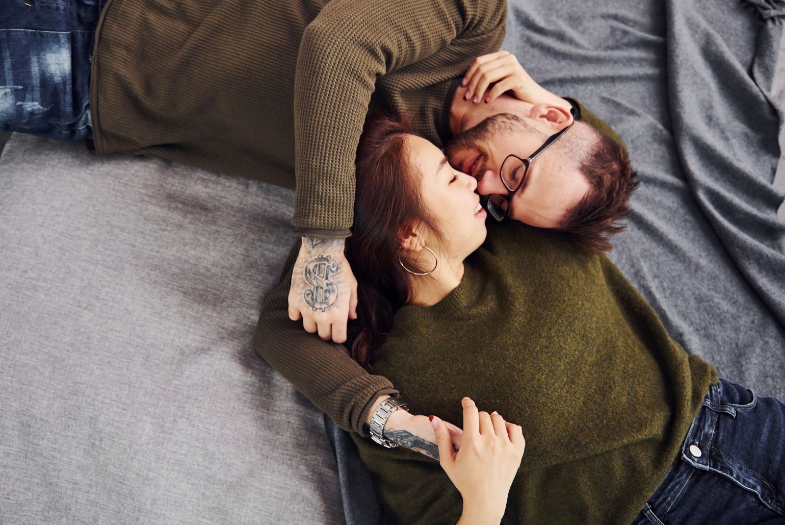 Влюблённые проводят вечер вместе без телефонов