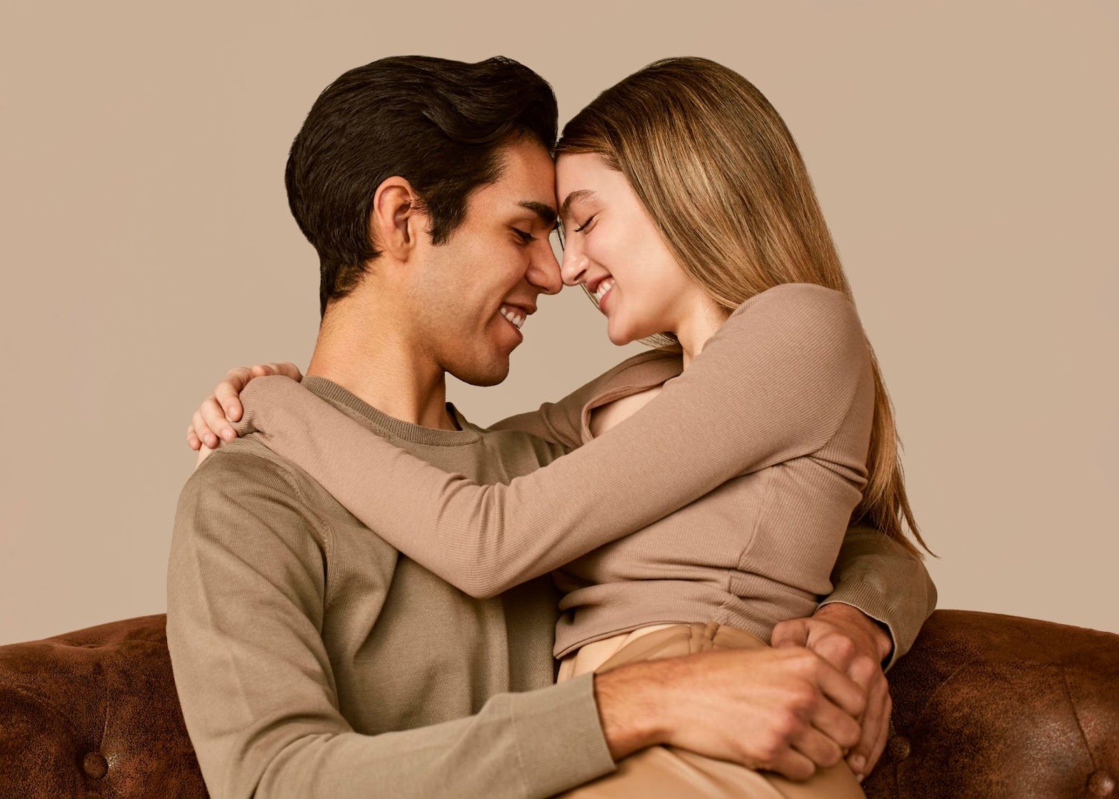 Пара обнимается на закате — физический контакт как язык любви