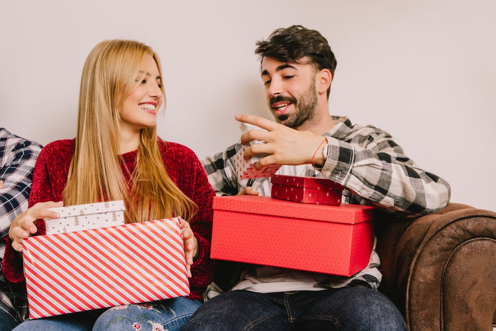 Девушка дарит подарок с улыбкой