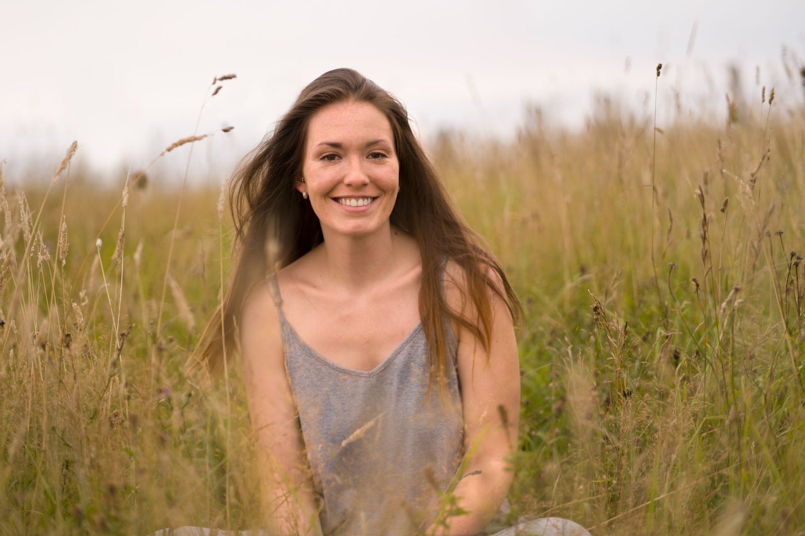 Женщина наедине в кафе — символ одиночества за одобрение