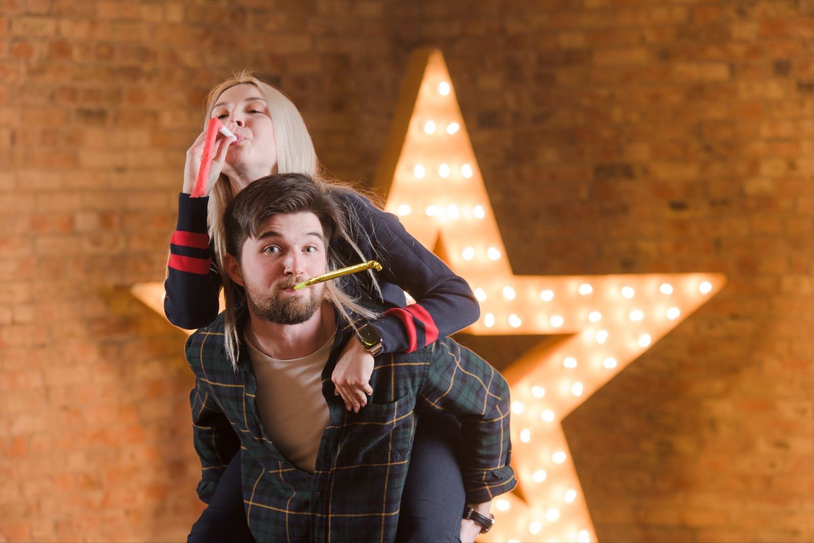 Парень и девушка обсуждают интересы — честный диалог