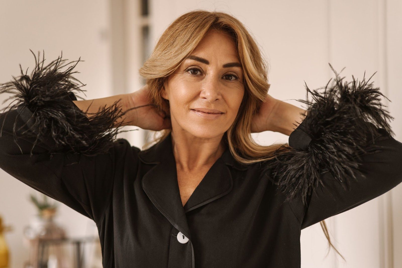 Уверенная женщина в элегантном образе — символ MILF