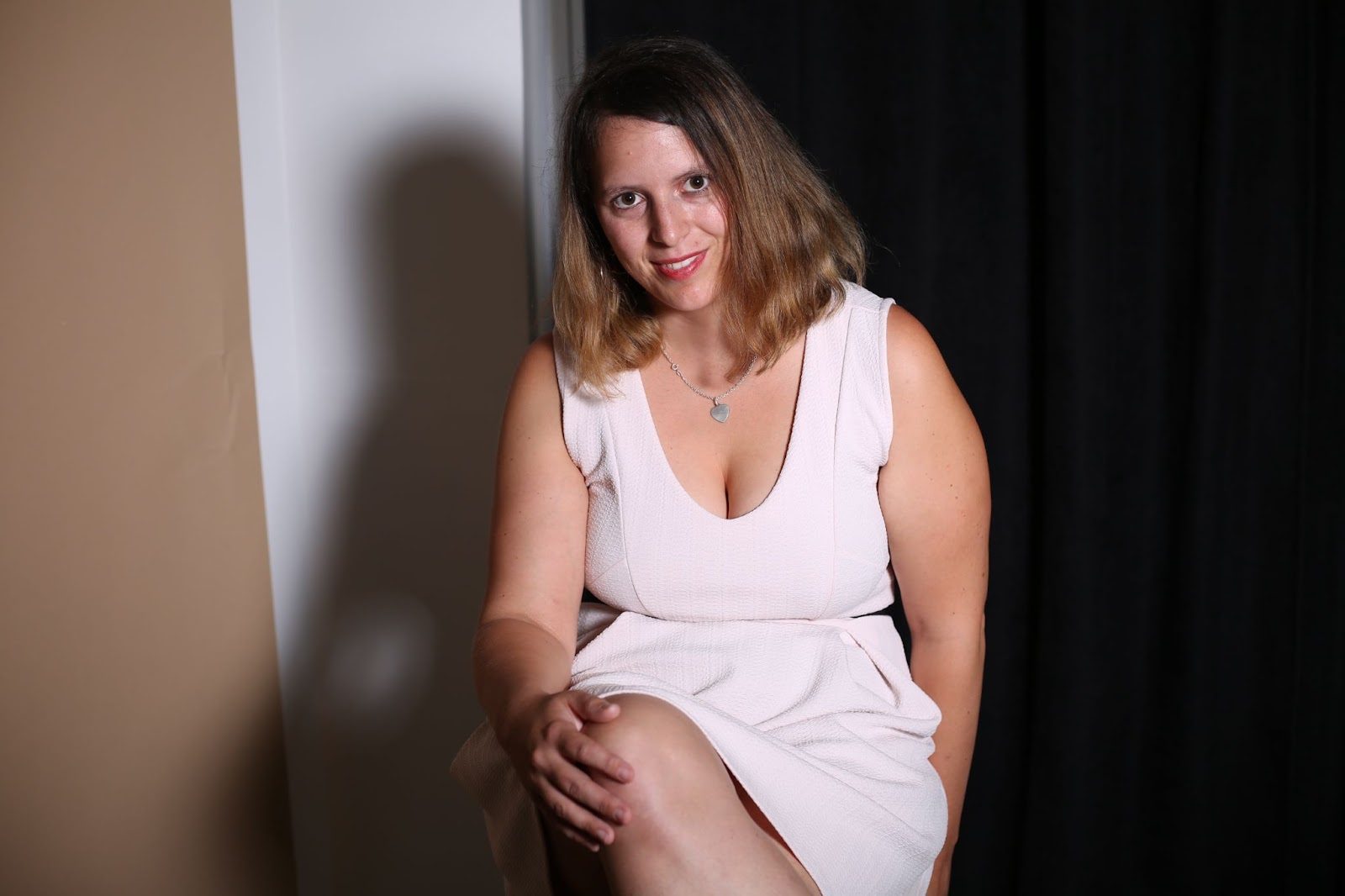 Уверенная женщина в элегантном образе — символ MILF