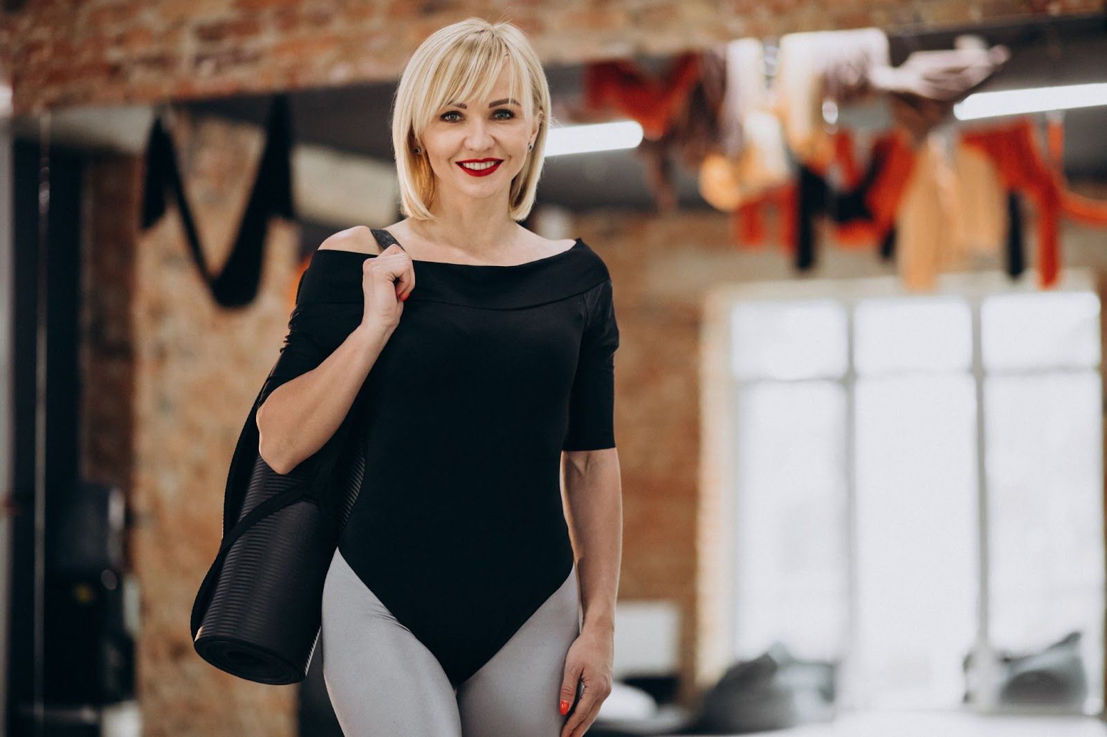 Уверенная женщина в элегантном образе — символ MILF