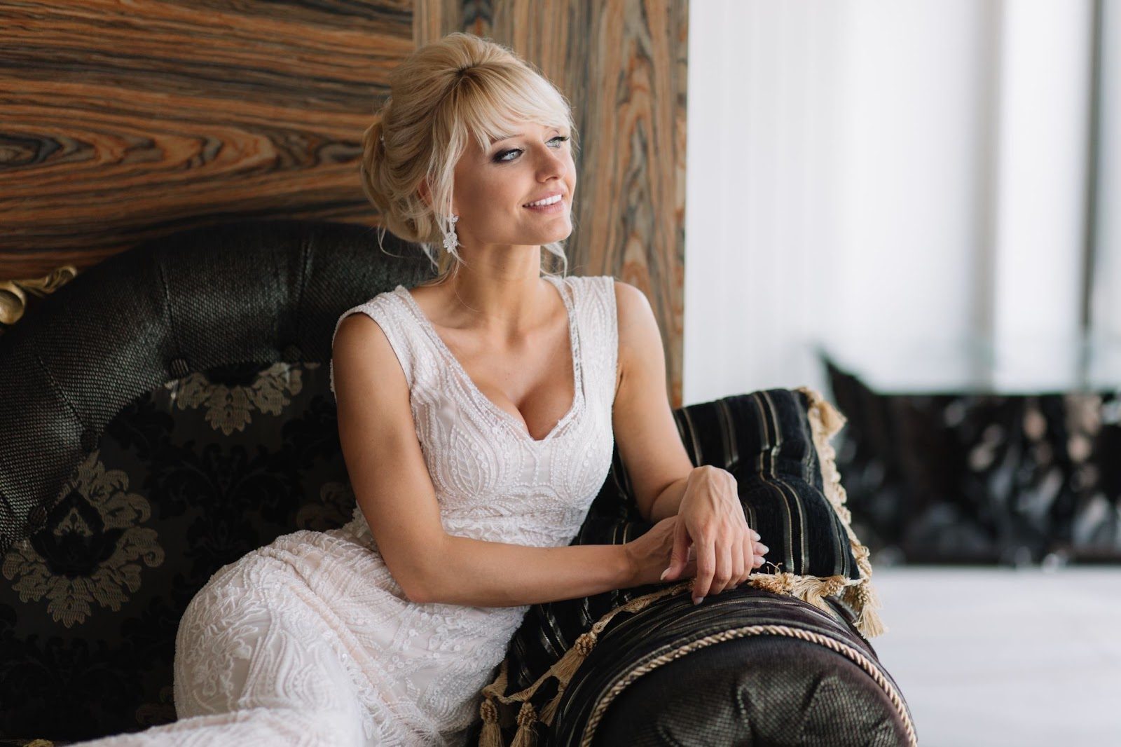 Женщина 40+ на фотосессии — уверенность в теле