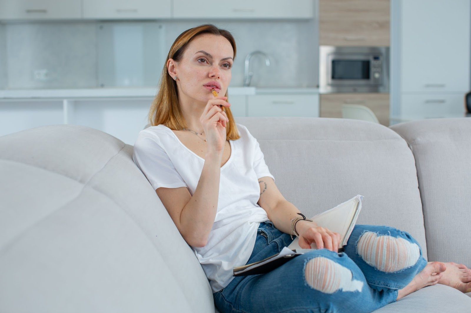 Женщина пишет письмо, чтобы выплеснуть эмоции