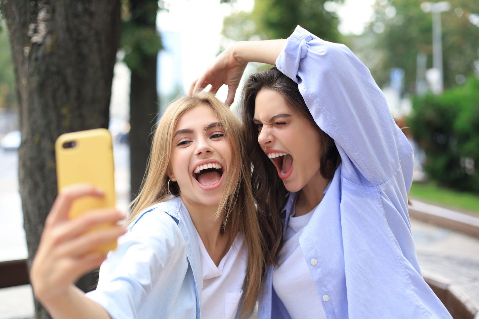 Друзья поддерживают человека после разрыва