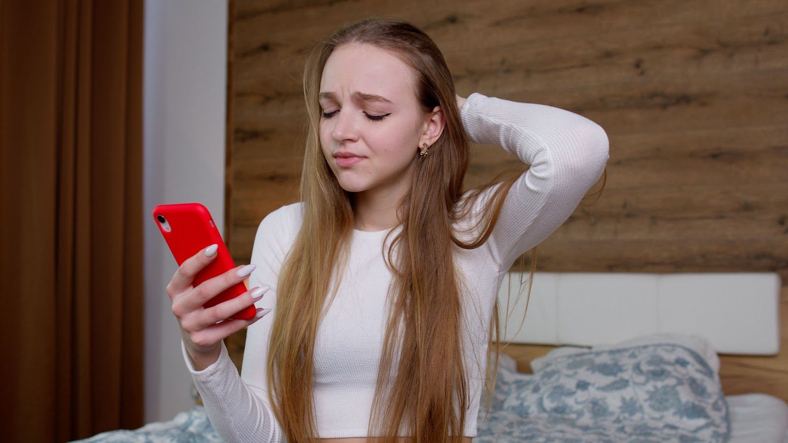 Человек пролистывает анкеты в приложении знакомств