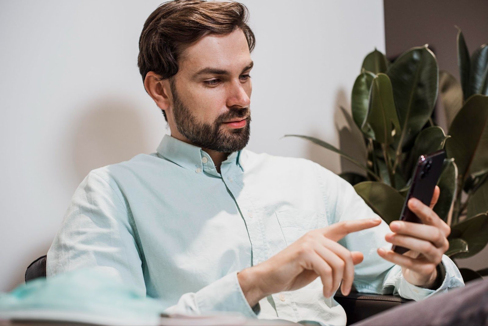 Человек пролистывает анкеты в приложении знакомств