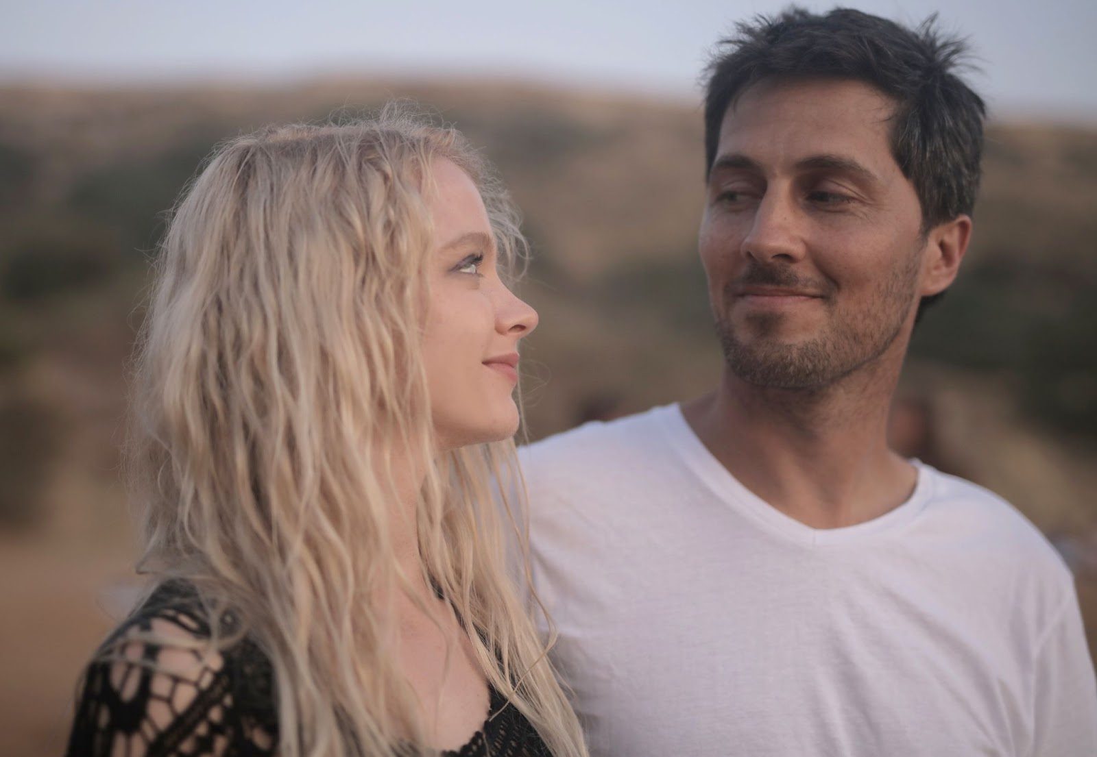 Влюблённая пара на свидании — новое начало после расставания