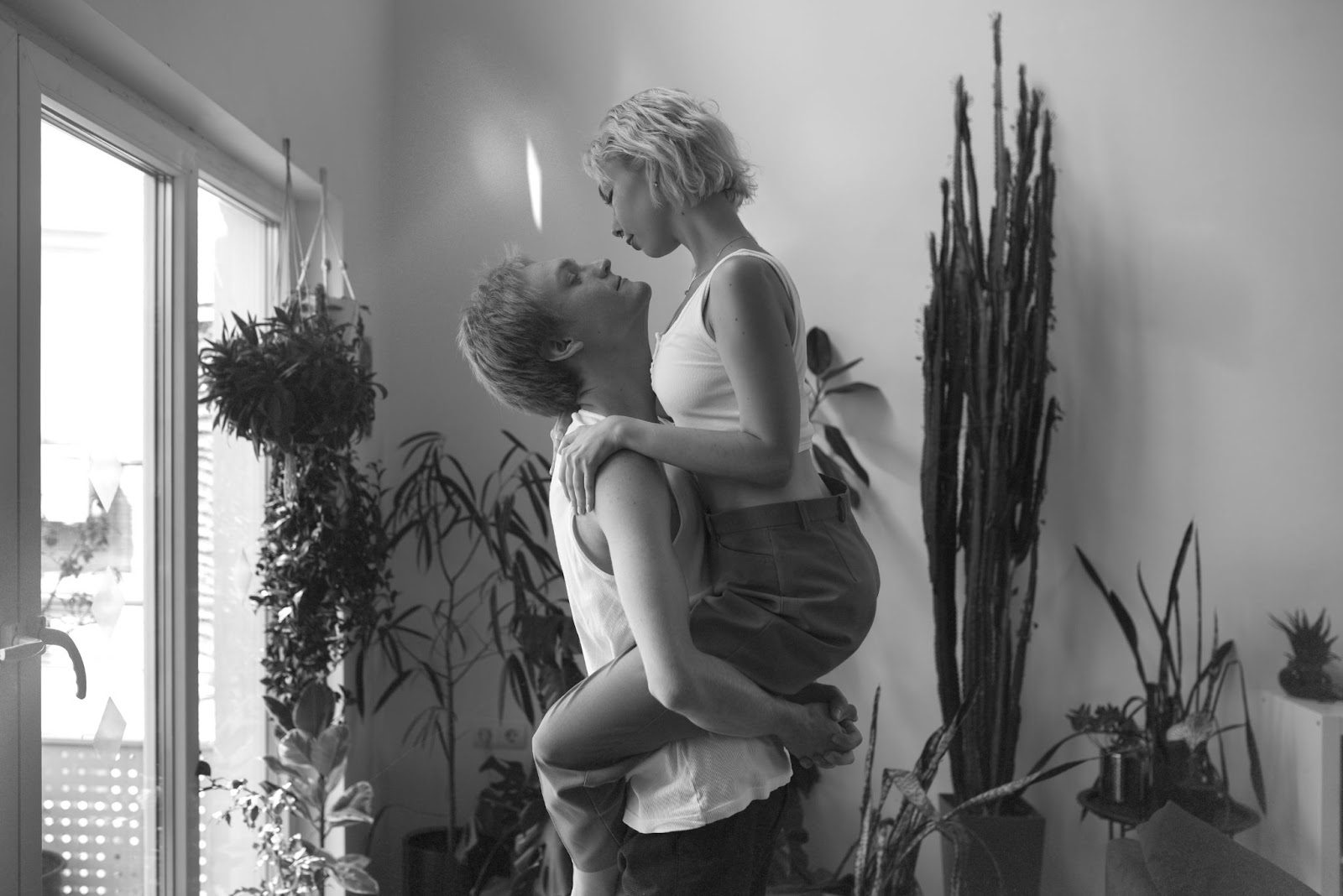 Влюблённая пара на свидании — новое начало после расставания