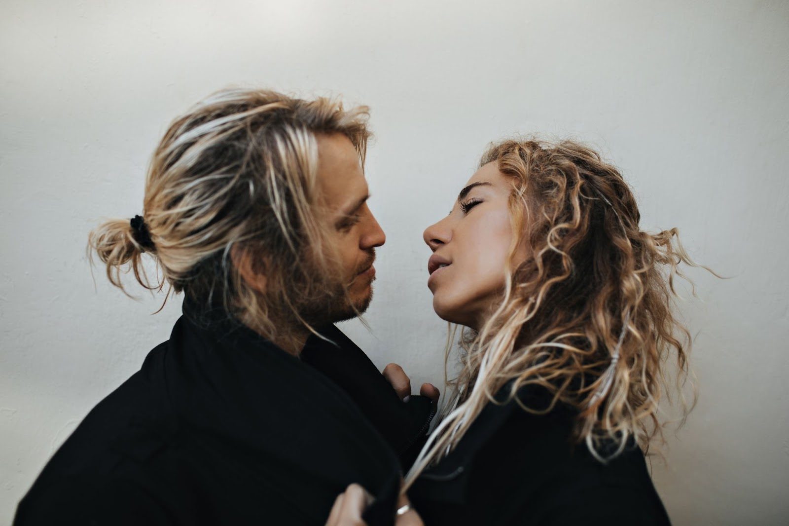 Влюблённая пара на свидании — новое начало после расставания