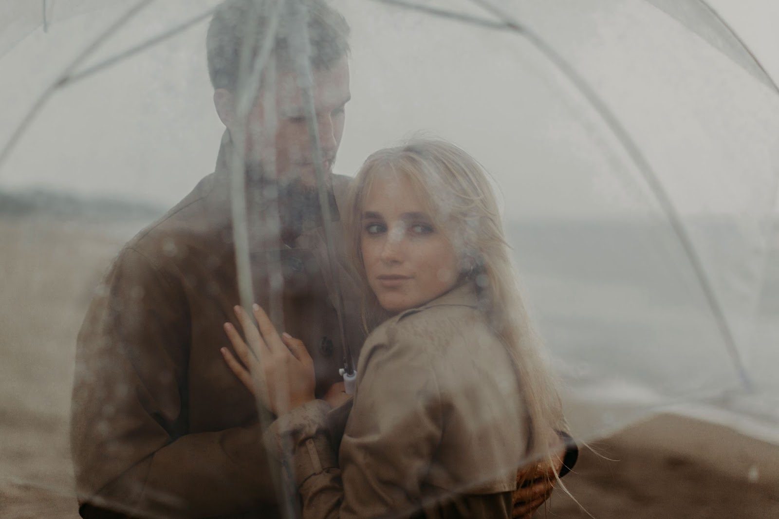 Влюблённая пара на свидании — новое начало после расставания