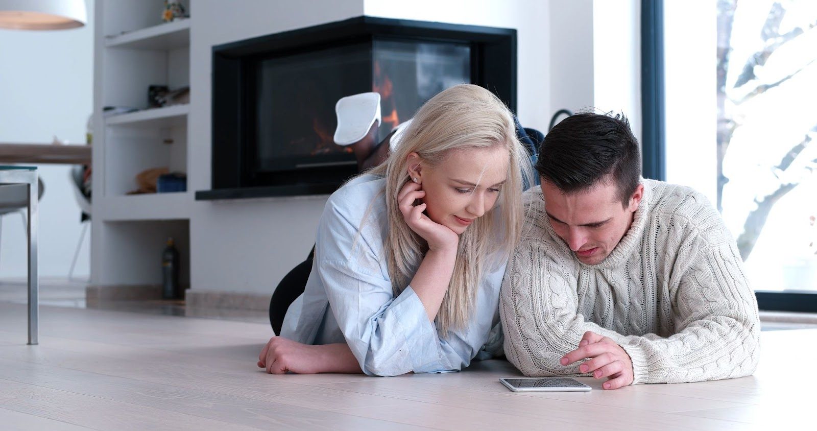 Мужчина поддерживает партнёршу во время сложного разговора