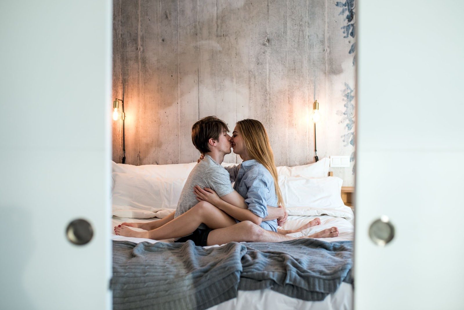 Мужчина делает комплимент женщине — влияние слов на самооценку