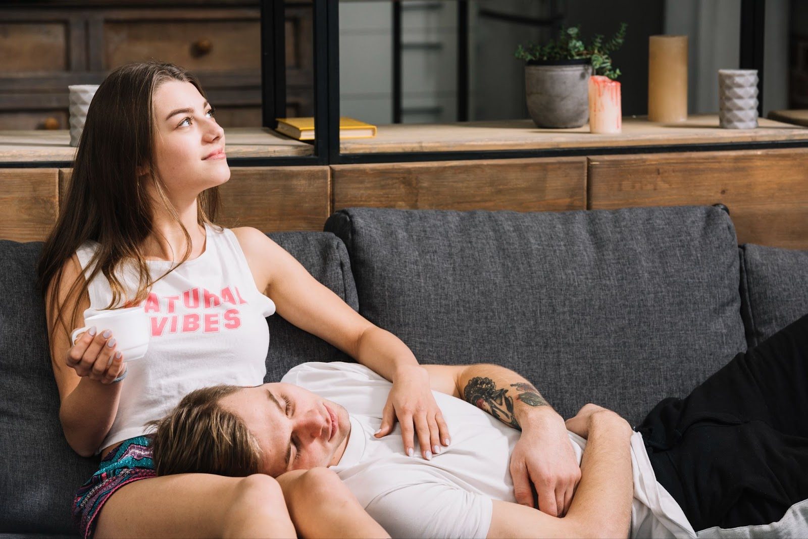 Друзья обнимаются — но без поцелуев

