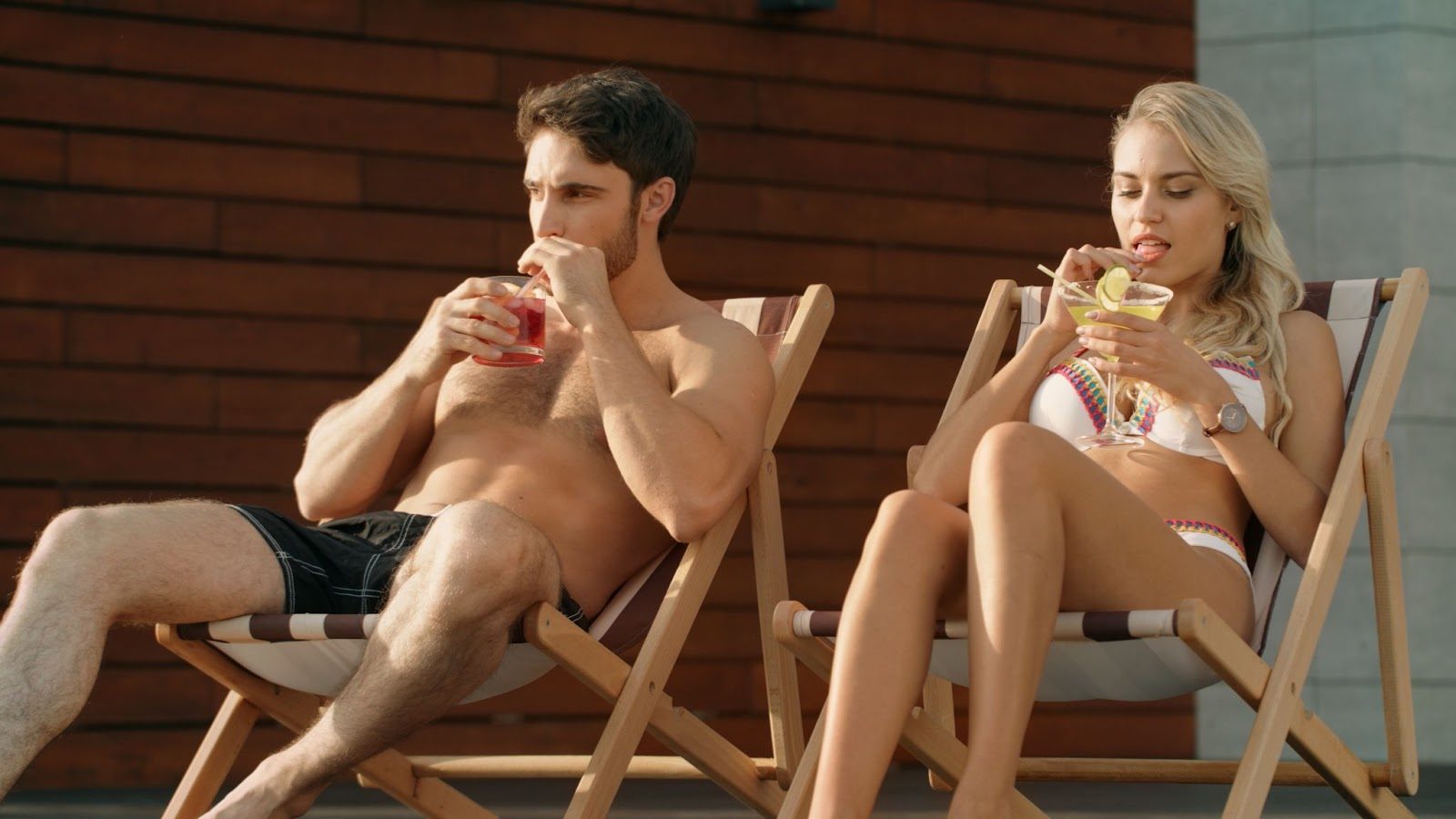 Пара за бокалом вина — лёгкое свидание без обязательств

