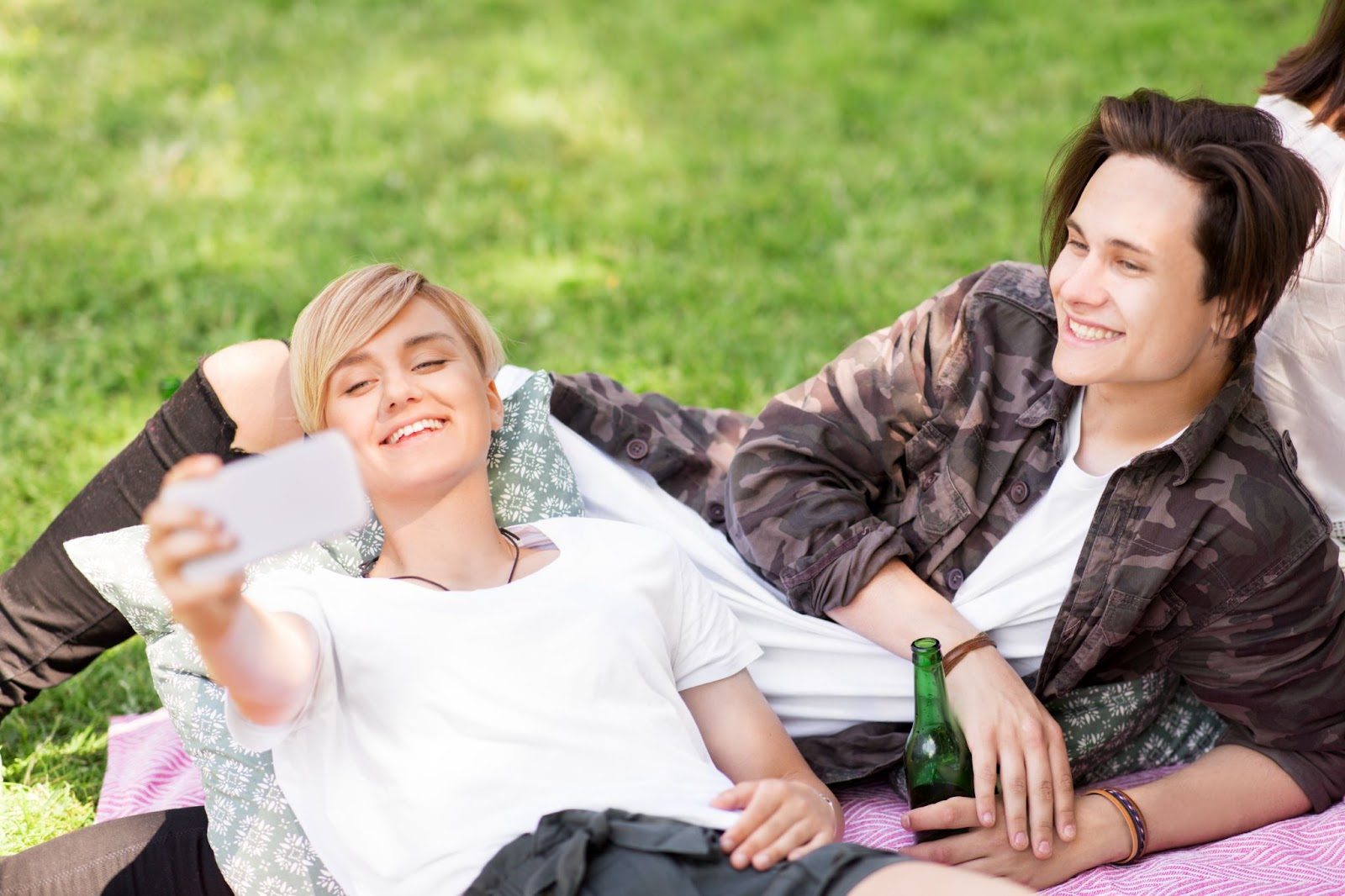 Пара смотрит кино на диване без романтического напряжения

