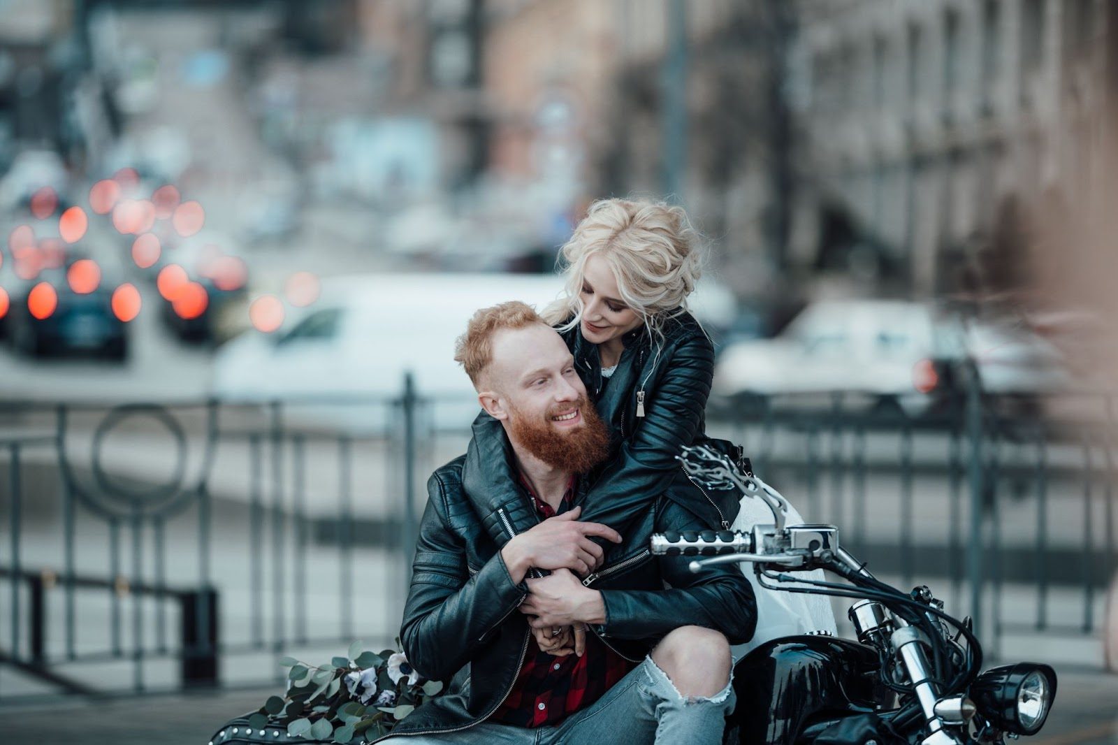 Пара катается на мото по парку