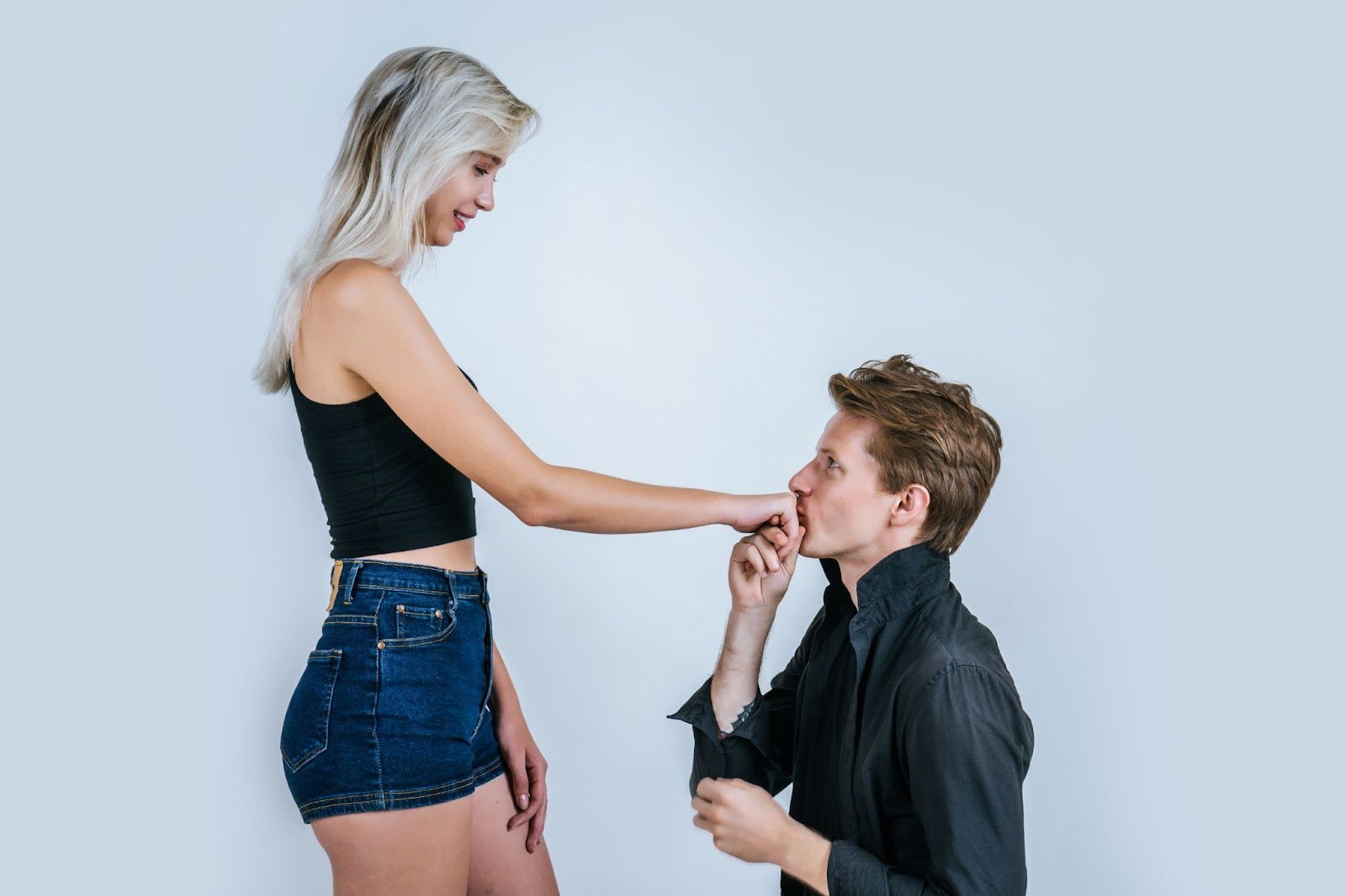 Иллюстрация мысли: «Скоро он поймёт, кто я на самом деле»

