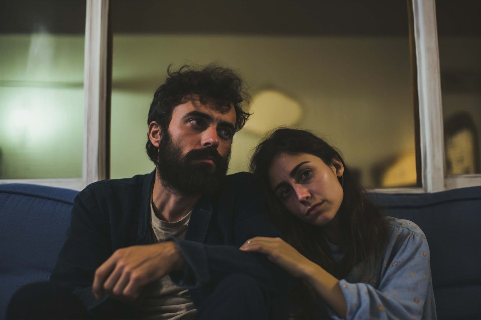 Женщина отводит взгляд при комплименте — дискомфорт от похвалы