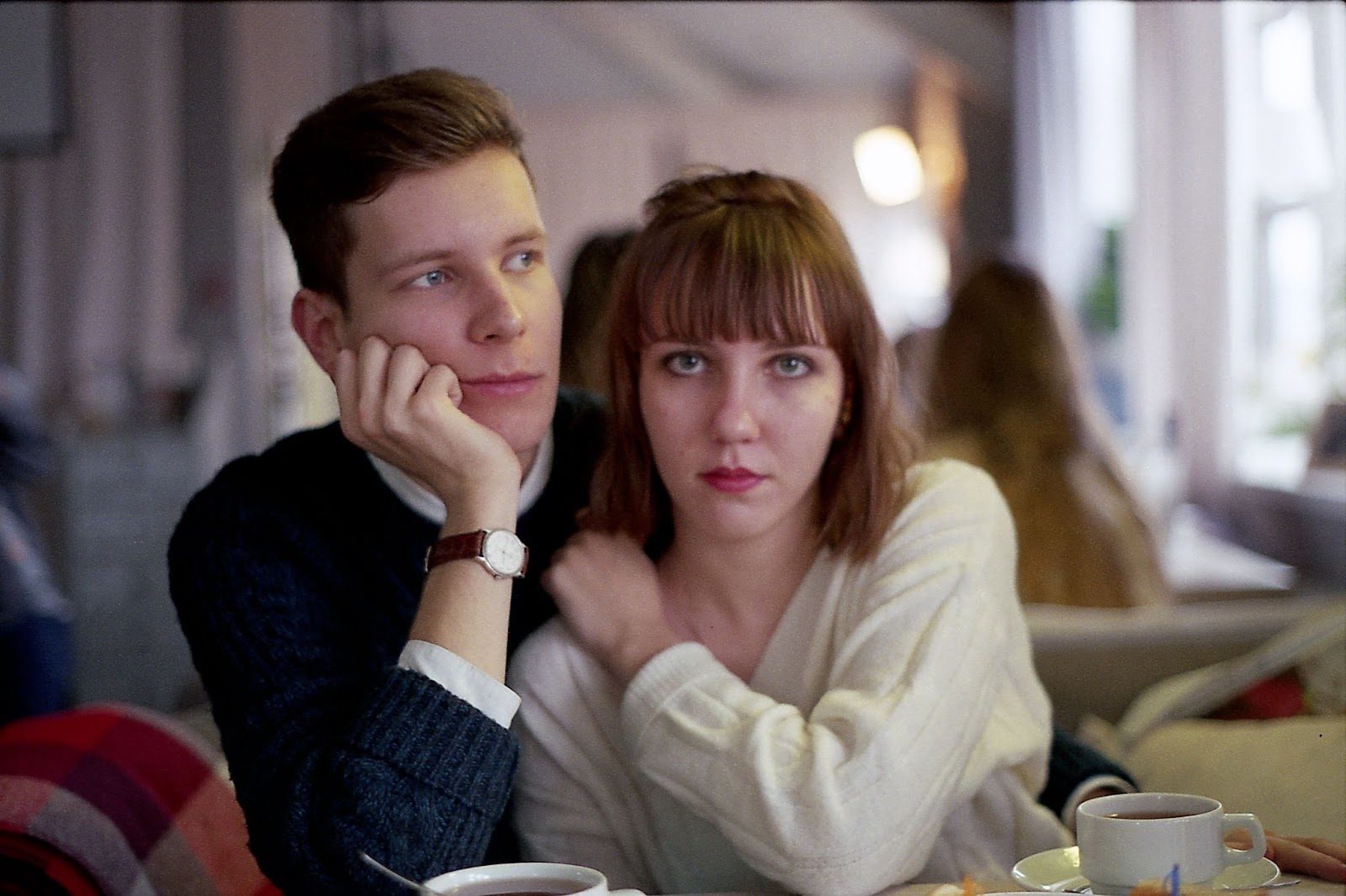 Женщина отводит взгляд при комплименте — дискомфорт от похвалы