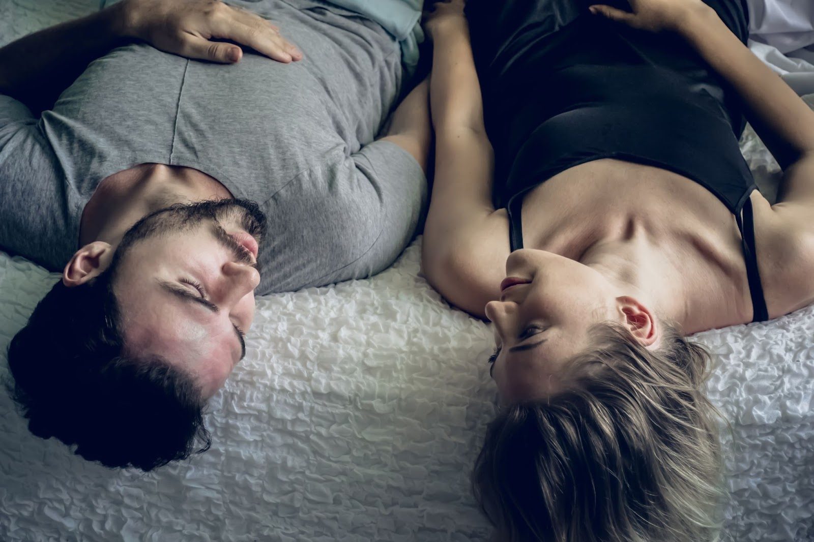 Пара, проводящая вечер без гаджетов для полного погружения в общение друг с другом