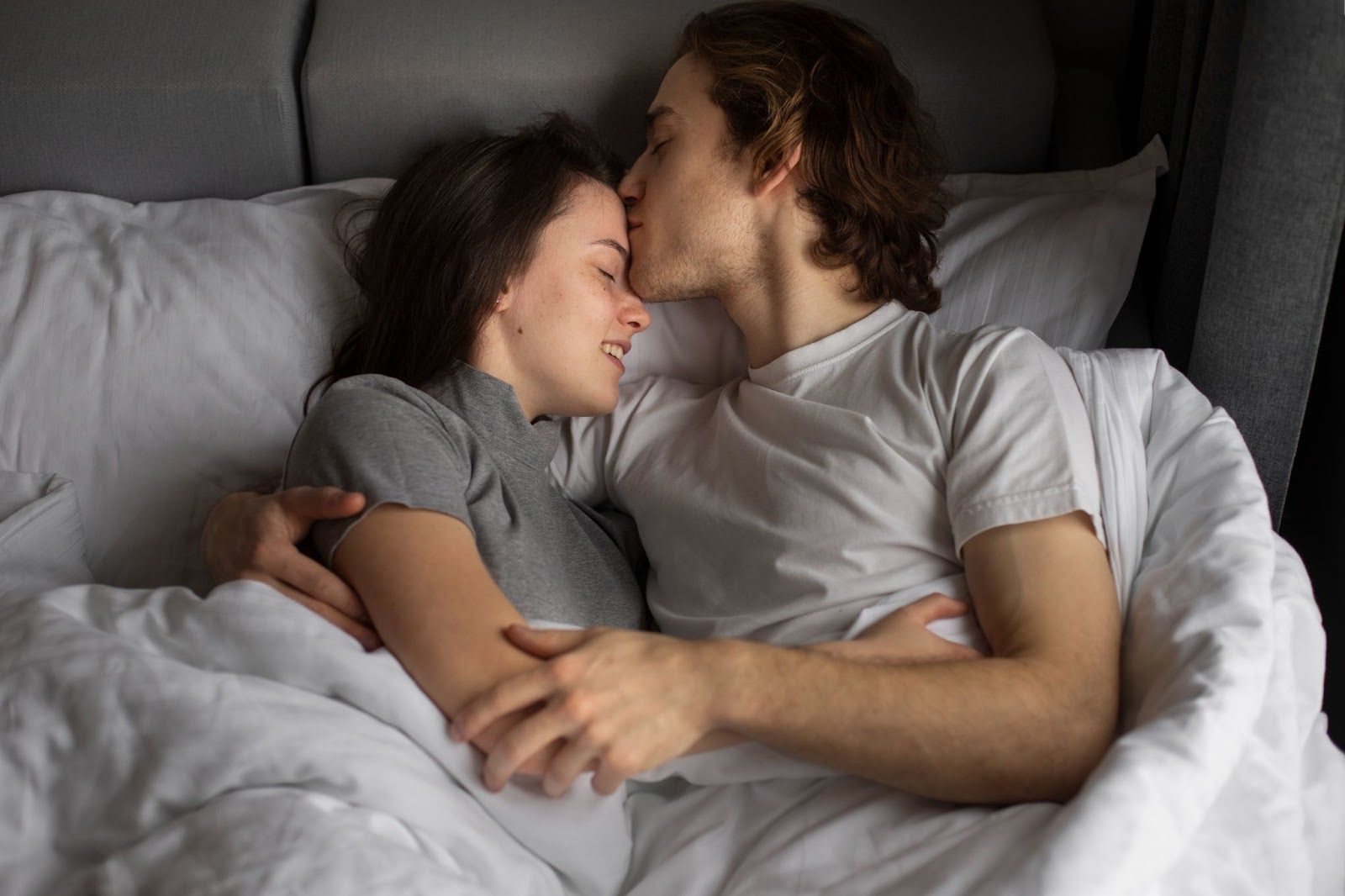 Пара, проводящая вечер без гаджетов для полного погружения в общение друг с другом