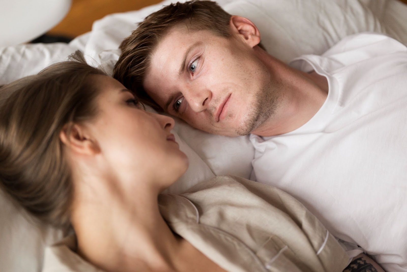 Пара, наслаждающаяся глубоким эмоциональным общением для укрепления интимной связи
