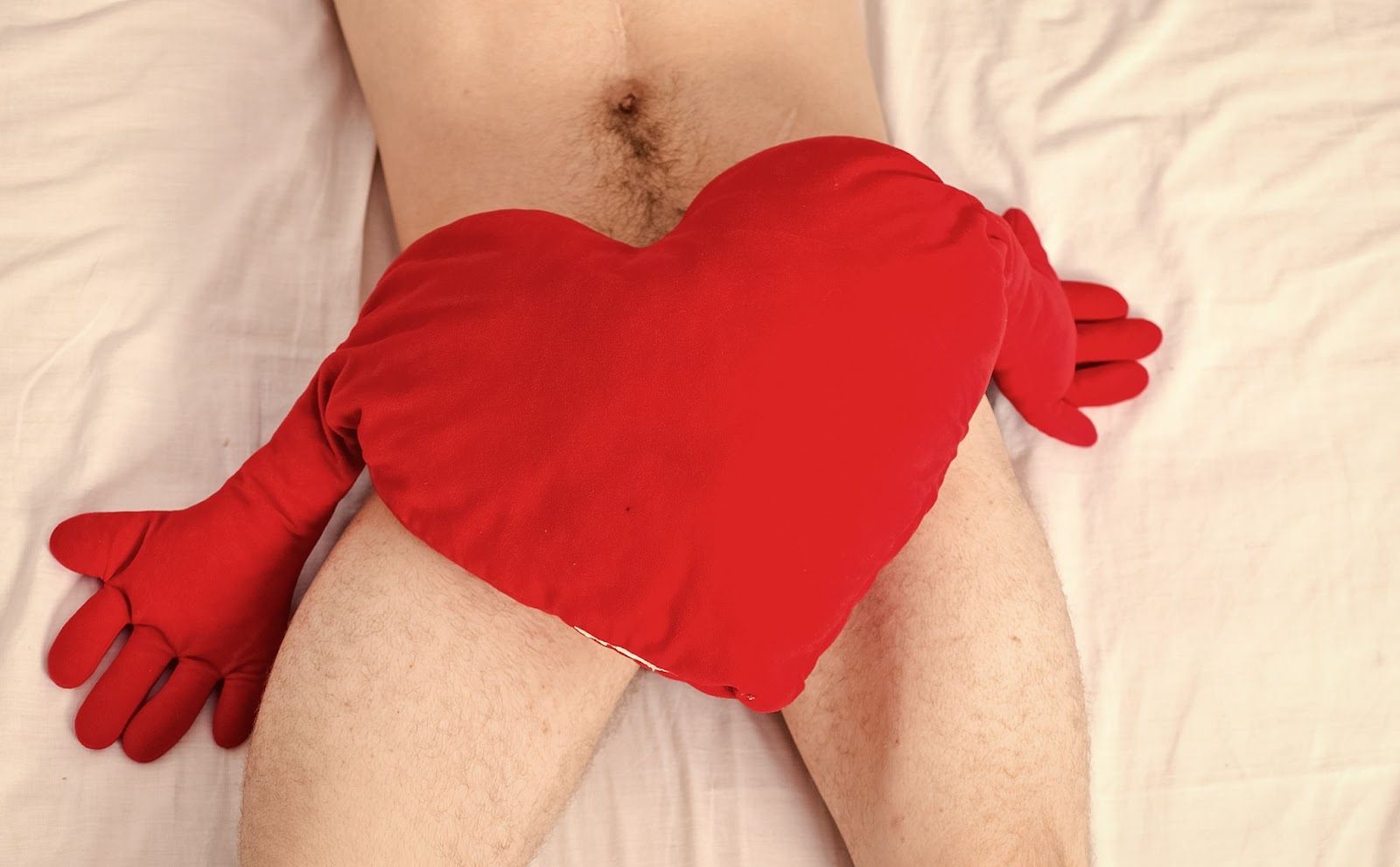 Мужчина, выполняющий силовые тренировки для естественного повышения тестостерона