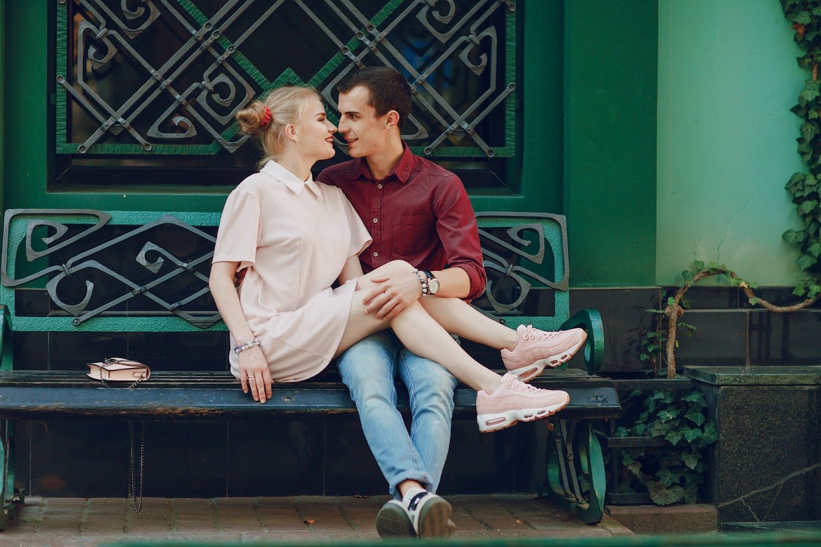 Развитый эмоциональный интеллект помогает балансировать чувства в полиаморных отношениях