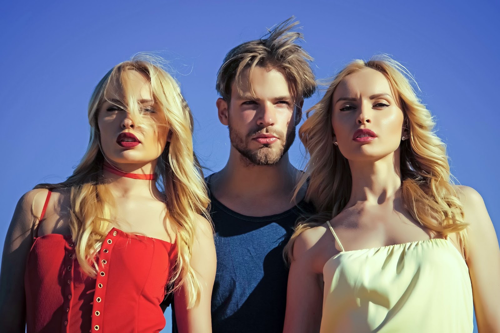 Партнеры обсуждают свои чувства и потребности в безопасной, поддерживающей обстановке