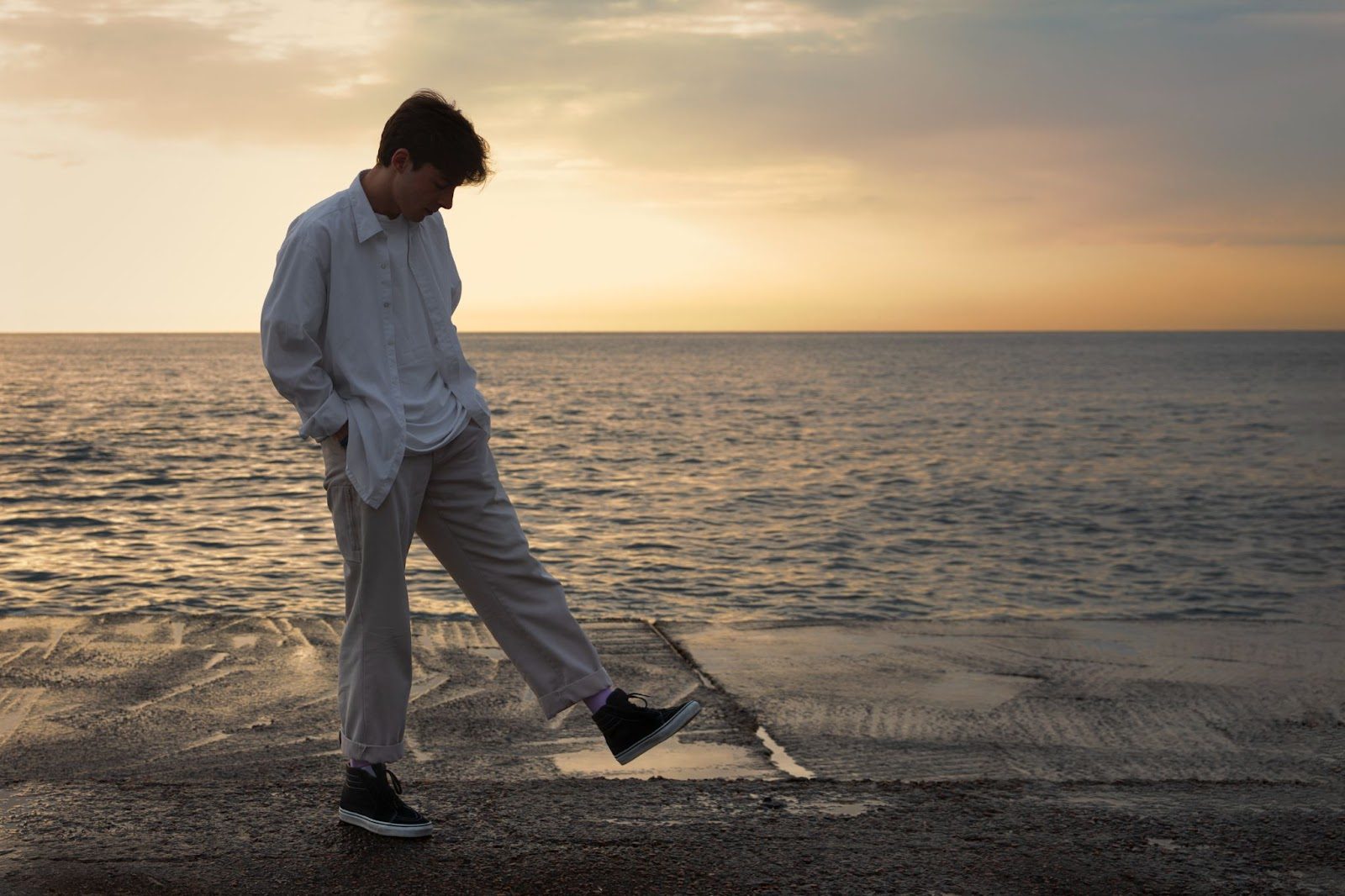 Мужчина наслаждается новым хобби, переключая внимание с болезненных мыслей о расставании