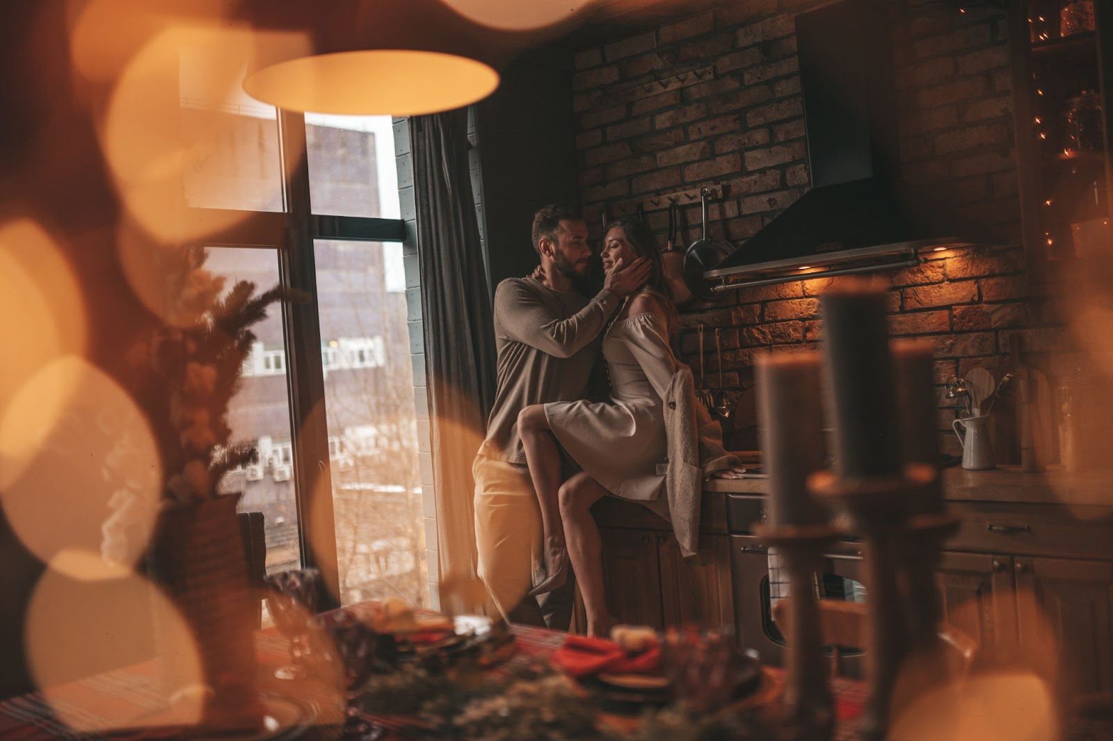 Партнеры проводят выходные в новом месте, меняя обстановку для свежего взгляда друг на друга
