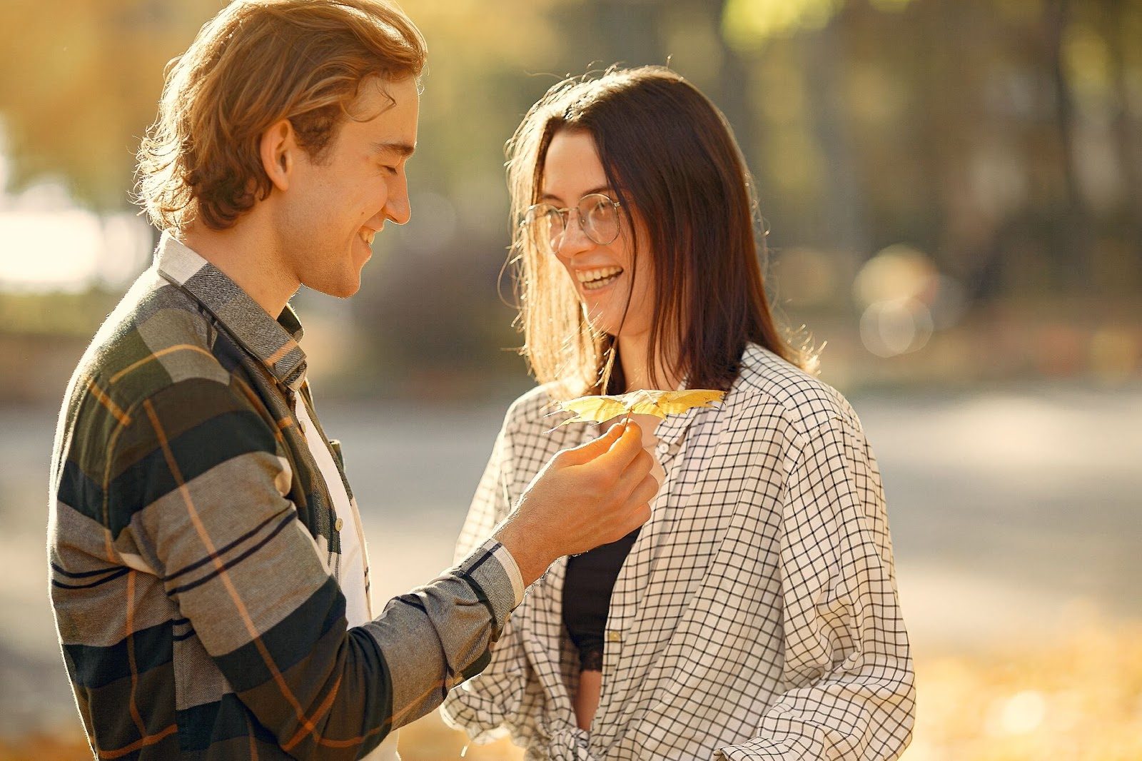 Мужчина с уверенной осанкой и открытым взглядом готов к новым знакомствам
