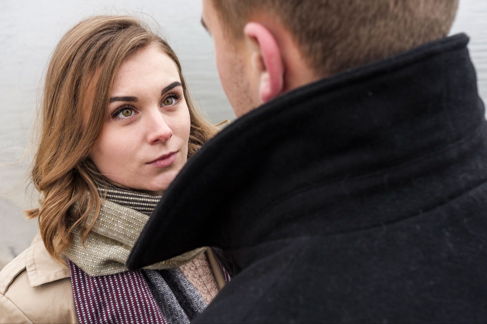 Мужчина активно слушает собеседницу, проявляя искренний интерес к ее увлечениям
